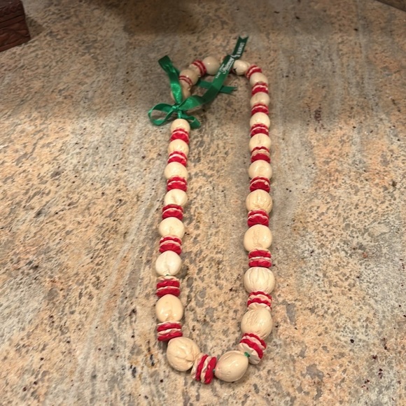 Fairmont aloha necklace Elegant Red and Cream Beaded Necklace - Picture 2 of 6